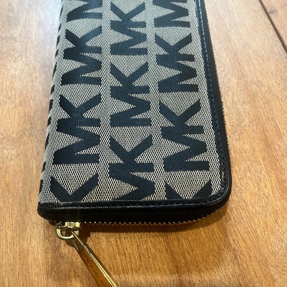 Like new Michael kors zip around wallet - Picture 3 of 9
